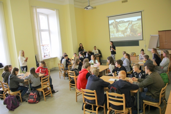 Jelgavas skolēni apgūst digitālo rīku pielietošanu mācībās