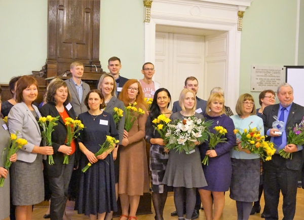 Pasniegtas Ekselences balvas Latvijas skolotājiem