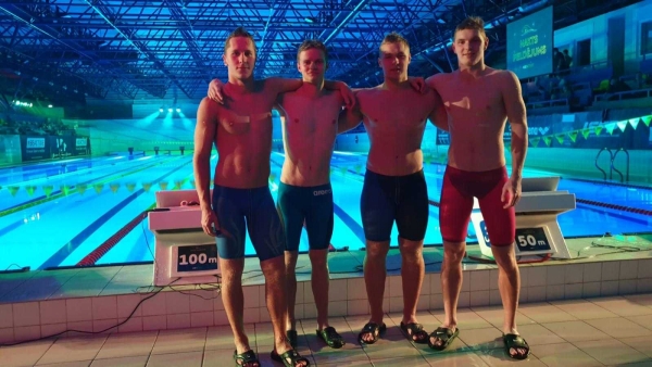 Pirmajā skolu peldēšanas čempionātā  Jelgavas Valsts ģimnāzijai divas zelta medaļas