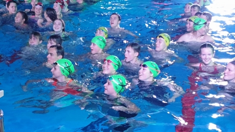 Pirmajā skolu peldēšanas čempionātā  Jelgavas Valsts ģimnāzijai divas zelta medaļas