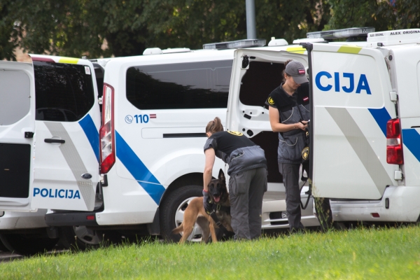 Skolā ciemojas Valsts policijas un Valsts policijas koledžas gudrie suņi