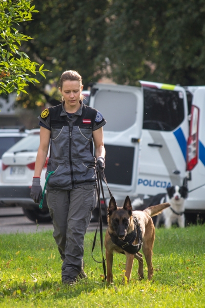 Skolā ciemojas Valsts policijas un Valsts policijas koledžas gudrie suņi