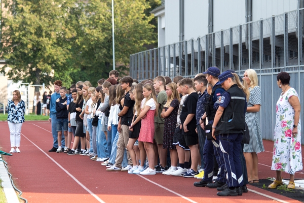 Skolā ciemojas Valsts policijas un Valsts policijas koledžas gudrie suņi