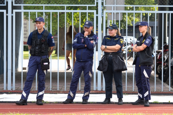 Skolā ciemojas Valsts policijas un Valsts policijas koledžas gudrie suņi