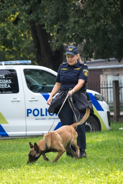 Skolā ciemojas Valsts policijas un Valsts policijas koledžas gudrie suņi