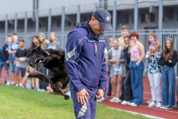 Skolā ciemojas Valsts policijas un Valsts policijas koledžas gudrie suņi