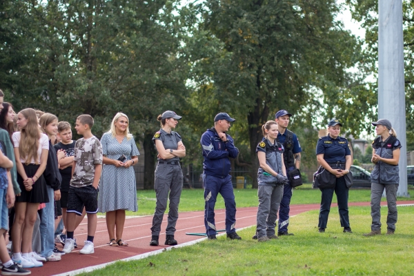 Skolā ciemojas Valsts policijas un Valsts policijas koledžas gudrie suņi