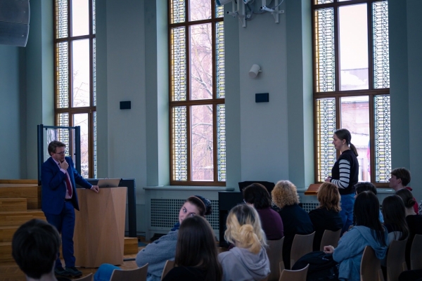 Skolēni tiekas ar Francijas vēstnieku Latvijā