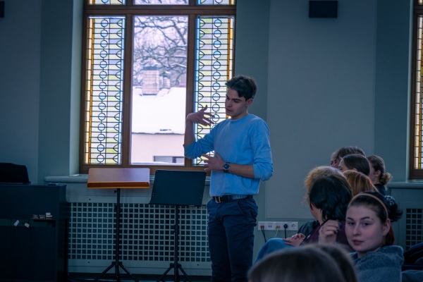 Skolēni tiekas ar Francijas vēstnieku Latvijā