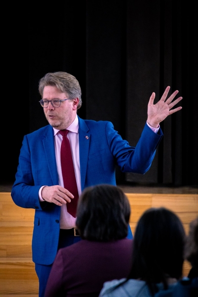 Skolēni tiekas ar Francijas vēstnieku Latvijā