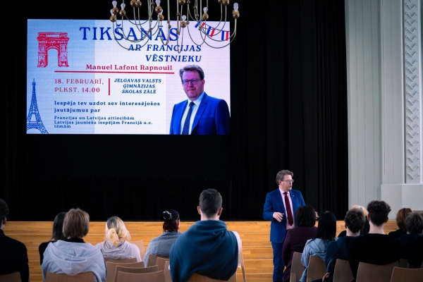Skolēni tiekas ar Francijas vēstnieku Latvijā