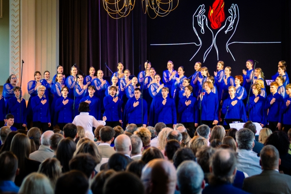 &ldquo;Kā uguns&hellip;&rdquo; paaudzes vienojo&scaron;s stāsts SKALU jubilejas koncertā