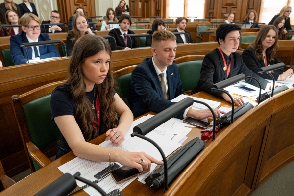 Jelgavas Valsts ģimnāzija pārstāvēta 13. Jaunie&scaron;u Saeimā!