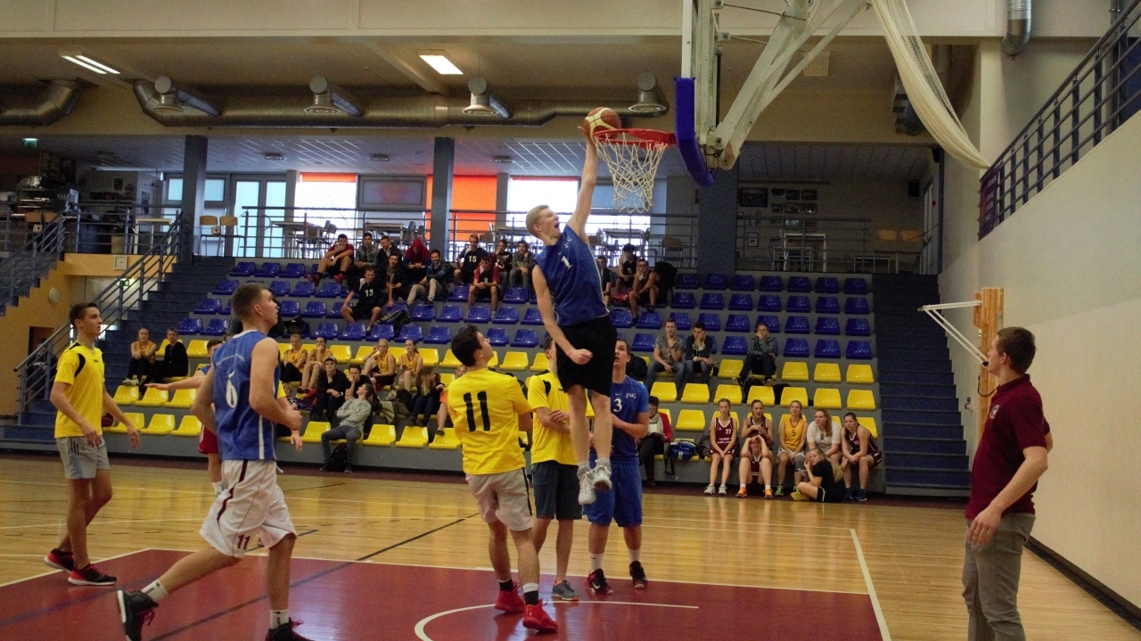 Basketbolā vidusskolām uzvar Valsts ģimnāzija un 4. vidusskola