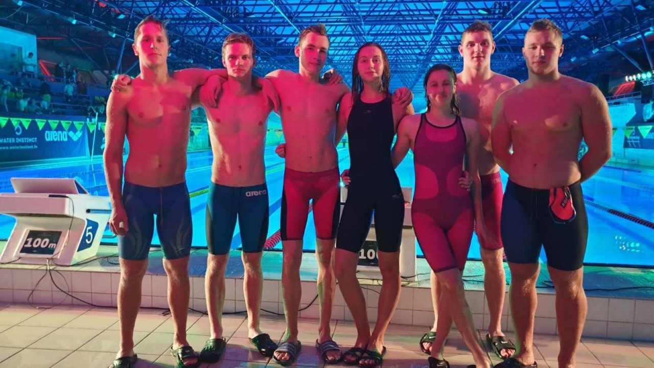 Pirmajā skolu peldēšanas čempionātā Jelgavas Valsts ģimnāzijai divas zelta medaļas