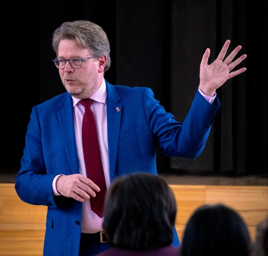 Skolēni tiekas ar Francijas vēstnieku Latvijā