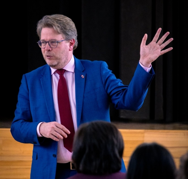 Skolēni tiekas ar Francijas vēstnieku Latvijā